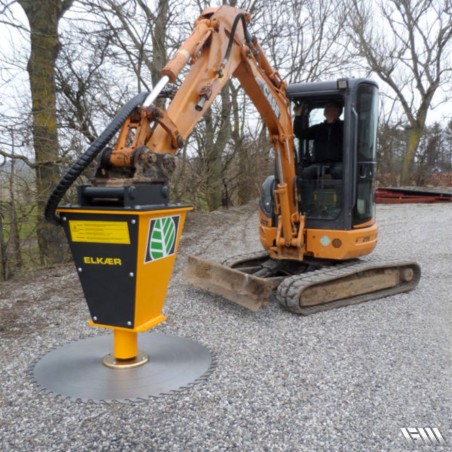 Scie circulaire monté sur pelle pour couper branches